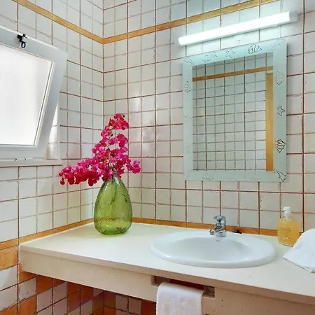 Sleeps 6 Pool Air Con Wifi Patroves